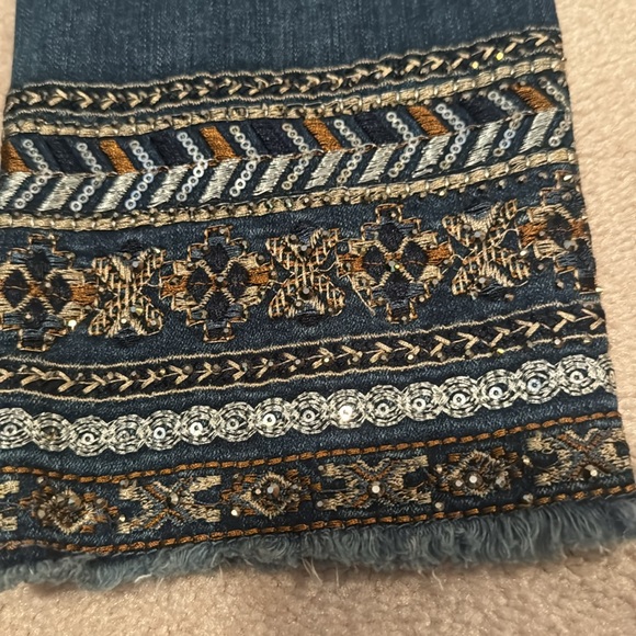 Tribal midrise ankle length jeans. Size 4. Embroidery detail at bottom. - Picture 6 of 6